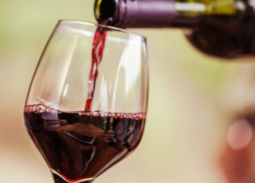 Le vin au mariage : comment bien le choisir pour ravir vos invités